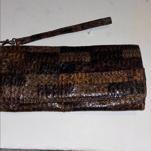 WALLET/ WRISTLET FAUX LEATHER AND FAUX ANIMAL PRINT BUT HAS GREAT COLORED DESIGN